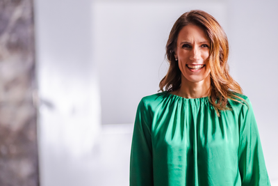 Porträtfoto von Gründerin & CEO Andrea Hartmair