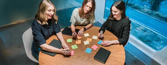 Team beim Brainstormen