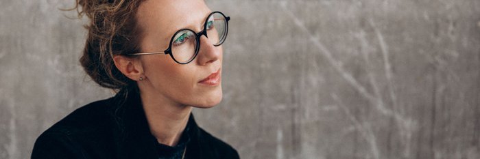 Frau vor grauer Wand