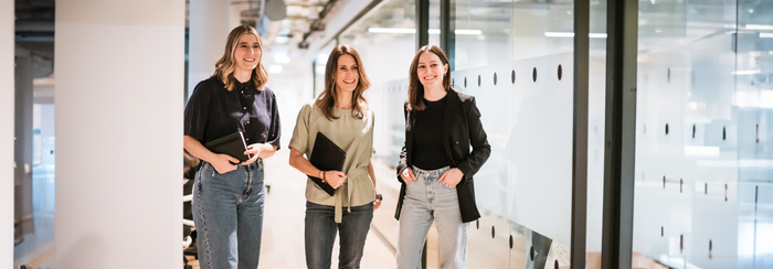 Drei Frauen in einem Gang