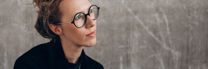 Frau vor grauer Wand