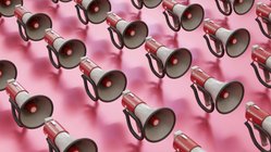 Megaphones auf pinken Hintergrund