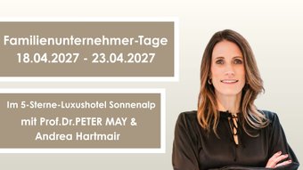 Andrea Hartmair aus hellem Hintergrund mit Banner zu Familienunternehmertage
