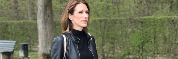Andrea im Park laufend