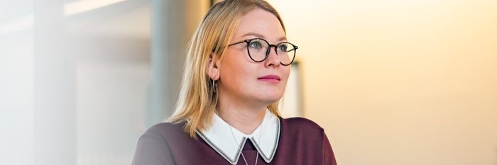 Frau mit Brille in rotem Pullover