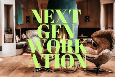 Foyer mit zwei Stühlen und Schriftzug Next Gen Workation